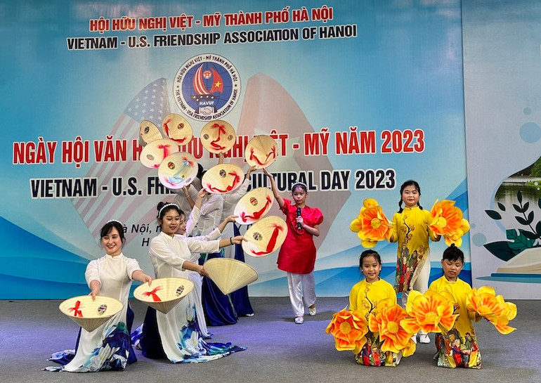 Tiết mục hát múa “Việt Nam trong tôi là” của các cô giáo và học sinh Trường tiểu học Tràng An, Quận Hoàn Kiếm, Hà Nội.