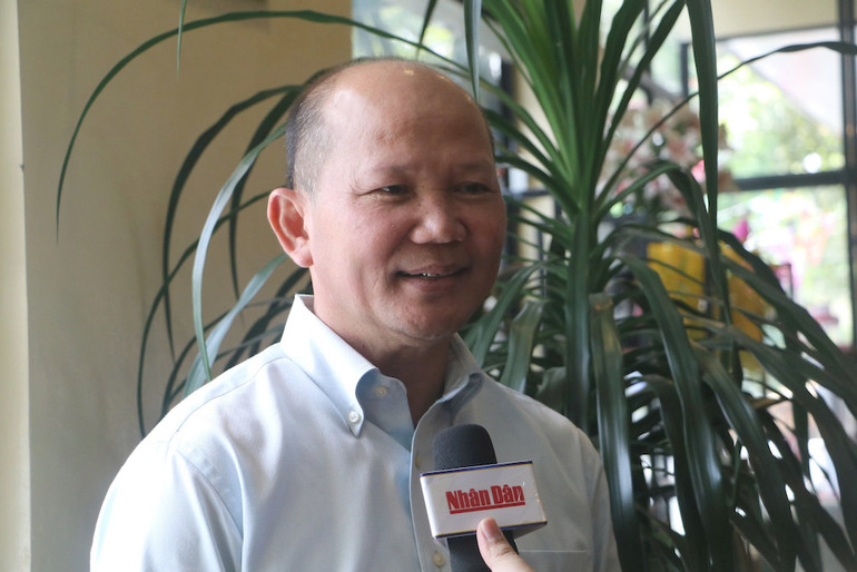 Học giả Uch Leang, Học viện Quan hệ Quốc tế thuộc Viện Hàn lâm Hoàng gia Campuchia. Học giả Uch Leang, Học viện Quan hệ Quốc tế thuộc Viện Hàn lâm Hoàng gia Campuchia.