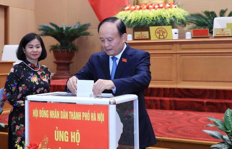 Lãnh đạo thành phố và các đại biểu Hội đồng nhân dân thành phố quyên góp ủng hộ người dân bị ảnh hưởng do cơn bão số 3.