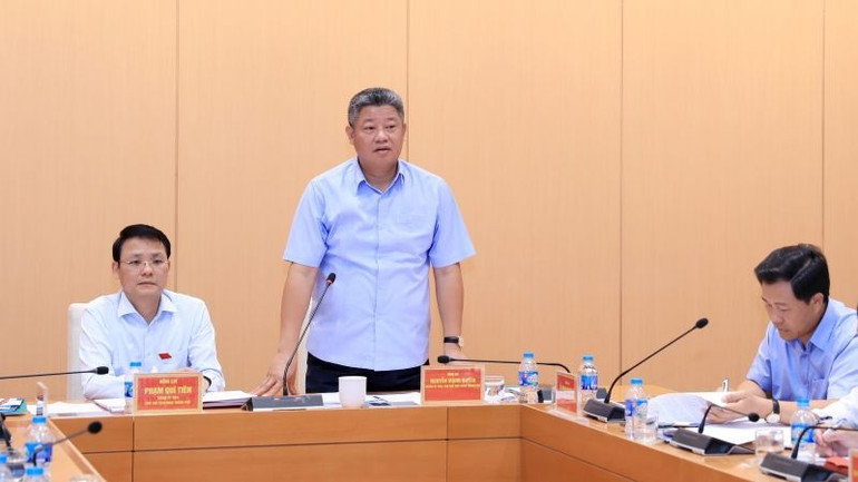 Phó Chủ tịch Ủy ban nhân dân thành phố Nguyễn Mạnh Quyền trao đổi với Đoàn giám sát.