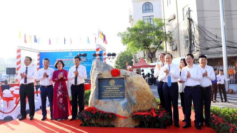 Cầu vượt tại nút giao An Dương - đường Thanh Niên được gắn biển công trình chào mừng 70 năm Ngày Giải phóng thủ đô.