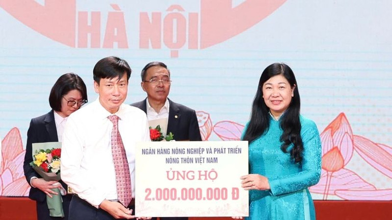 Ủy ban Mặt trận Tổ quốc Việt Nam thành phố Hà Nội tiếp nhận ủng hộ và đăng ký ủng hộ Quỹ “Vì người nghèo” năm 2024. (Ảnh nhandan.vn) img-20241016-230536-6180.jpg