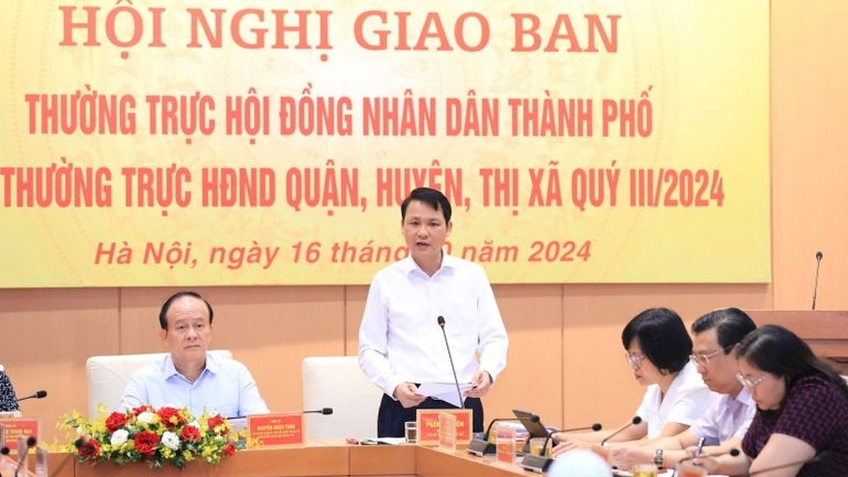 Phó Chủ tịch Hội đồng nhân dân thành phố Phạm Quí Tiên điều hành phần thảo luận