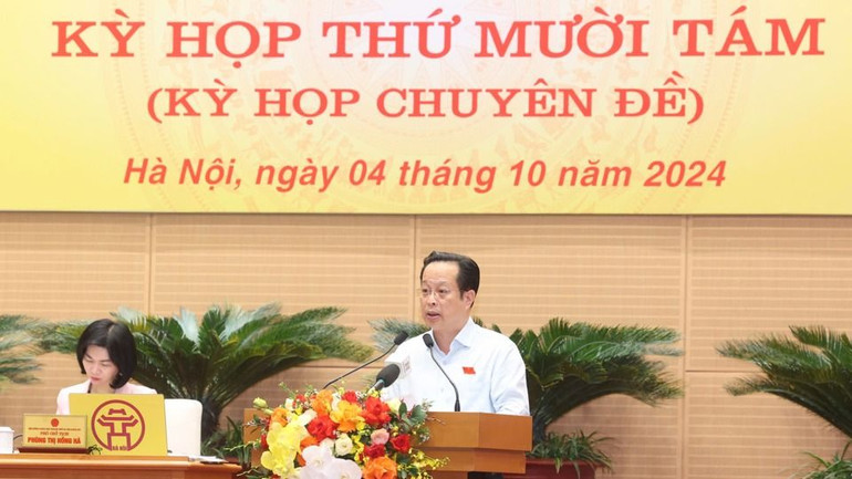 Giám đốc Sở Giáo dục và Đào tạo Hà Nội Trần Thế Cương trình bày Tờ trình về mức thu học phí. Giám đốc Sở Giáo dục và Đào tạo Hà Nội Trần Thế Cương trình bày Tờ trình về mức thu học phí.