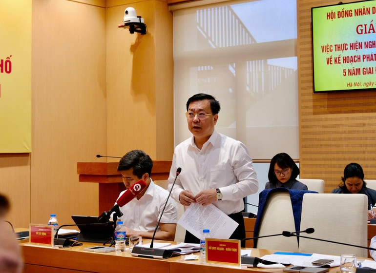 Giám đốc Sở Xây dựng Võ Nguyên Phong báo cáo các nội dung Đoàn giám sát quan tâm.