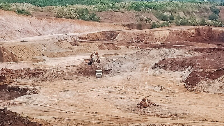 Lượng đất đá thải từ khai thác khoáng sản có thể làm vật liệu san lấp, vật liệu xây dựng là rất lớn. Lượng đất đá thải từ khai thác khoáng sản có thể làm vật liệu san lấp, vật liệu xây dựng là rất lớn.