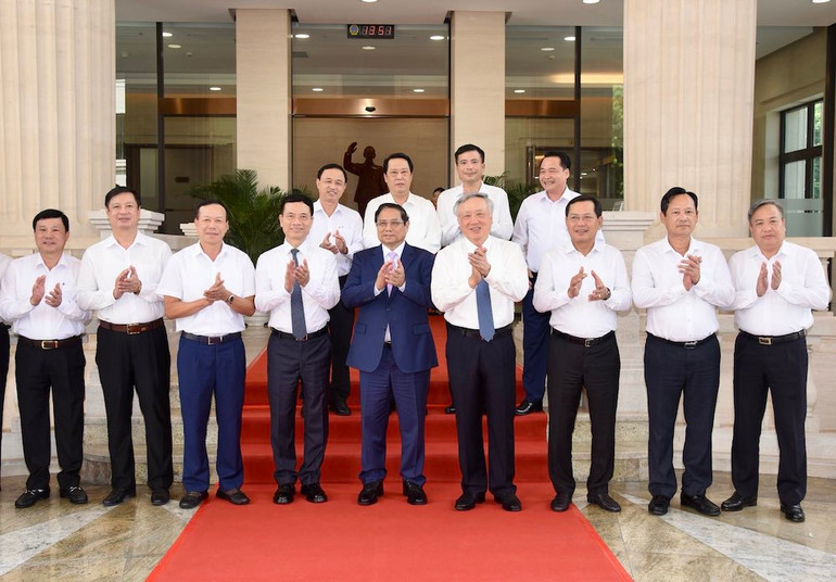 Thủ tướng Phạm Minh Chính chụp ảnh với lãnh đạo Tòa án nhân dân tối cao. Thủ tướng Phạm Minh Chính chụp ảnh với lãnh đạo Tòa án nhân dân tối cao.