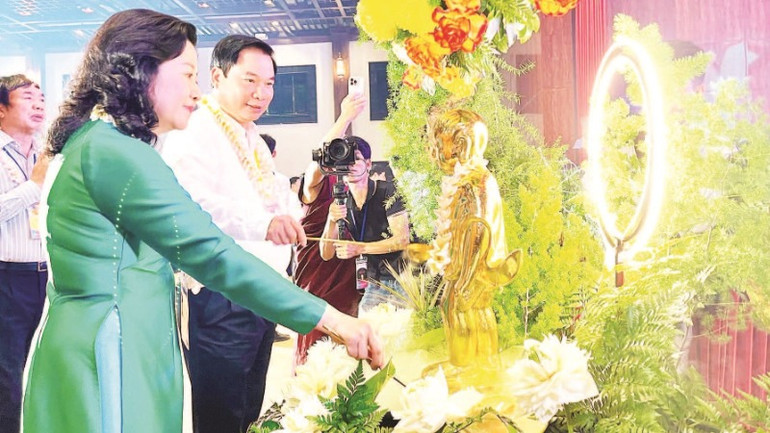 Thực hiện nghi lễ tắm Phật tại Đại lễ Phật đản.