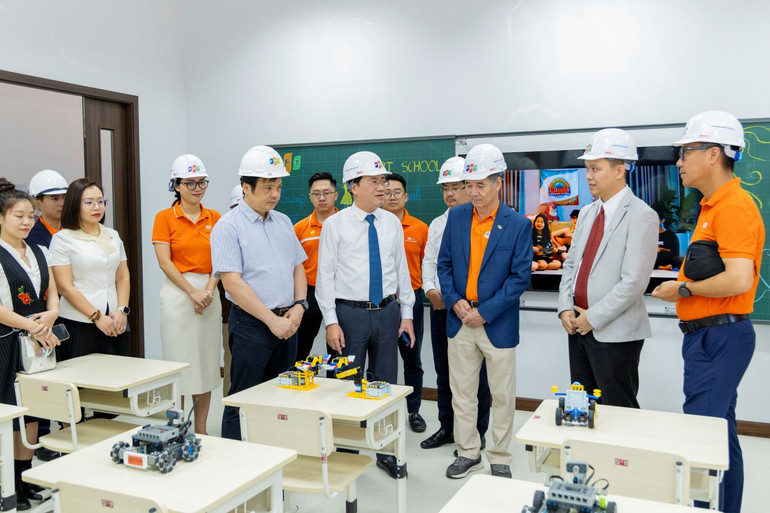 Tham quan phòng học mẫu của Trường Phổ thông liên cấp FPT Quy Nhơn.