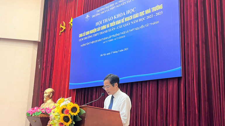 Hiệu trưởng Trường THCS và THPT Nguyễn Tất Thành Phạm Sỹ Cường phát biểu khai mạc Hiệu trưởng Trường THCS và THPT Nguyễn Tất Thành Phạm Sỹ Cường phát biểu khai mạc