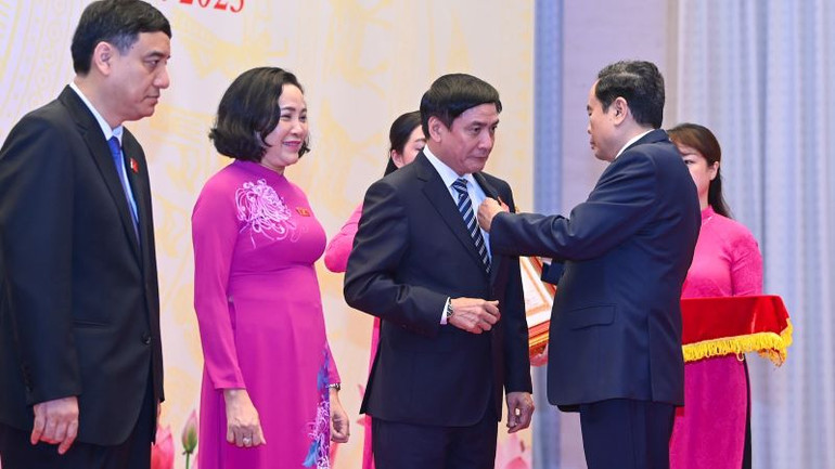 Phó Chủ tịch Thường trực Quốc hội Trần Thanh Mẫn trao Huân chương Lao động tặng đồng chí Bùi Văn Cường. (Ảnh Duy Linh)