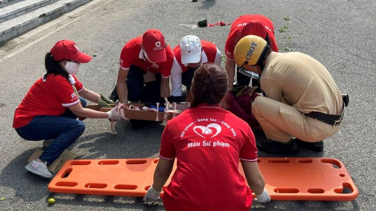 Diễn tập tình huống sơ cấp cứu tai nạn giao thông đường bộ.