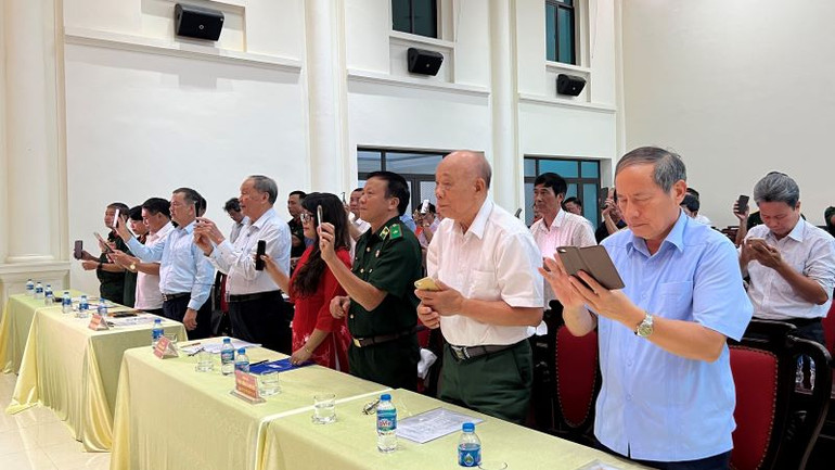 Các đại biểu nhắn tin ủng hộ chương trình.