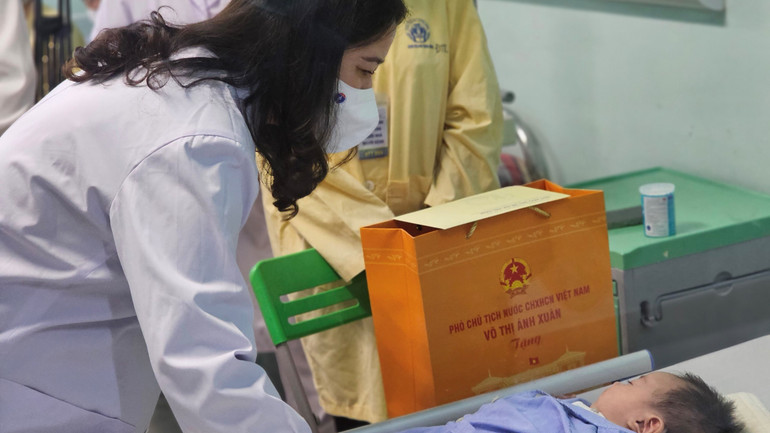 Phó Chủ tịch nước thăm các bệnh nhi đang điều trị tại Bệnh viện Nhi Trung ương.