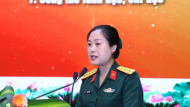 Đại tá Phùng Thị Phú, Trưởng Ban Phụ nữ Quân đội trình bày Báo cáo. Đại tá Phùng Thị Phú, Trưởng Ban Phụ nữ Quân đội trình bày Báo cáo.