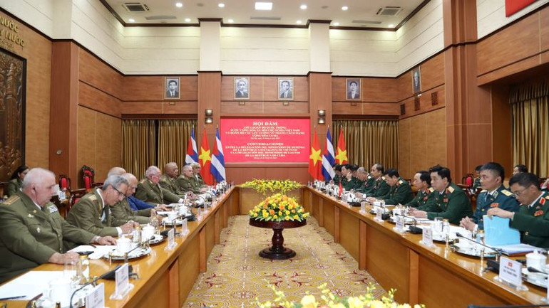 Bộ trưởng Quốc phòng Phan Văn Giang và Bộ trưởng Các Lực lượng vũ trang Cách mạng Cuba Álvaro López Miera tiến hành hội đàm.