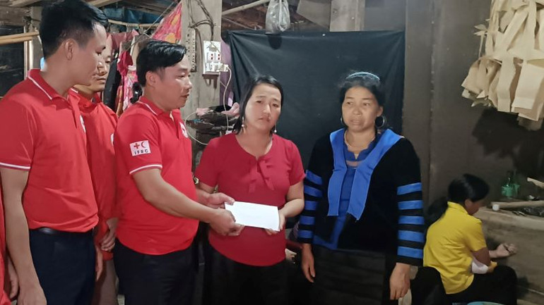 Hội Chữ thập đỏ tỉnh Lào Cai thăm hỏi, động viên gia đình nạn nhân tại thôn Nậm Than, xã Liên Minh, thị xã Sa Pa.