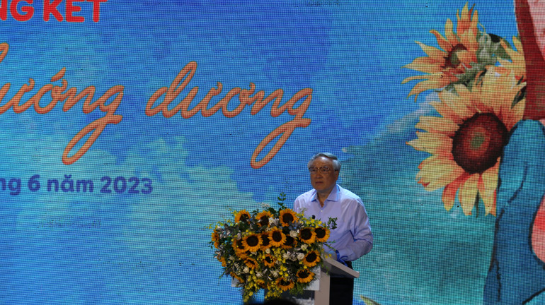 Đồng chí Nguyễn Hòa Bình phát biểu tại chương trình.