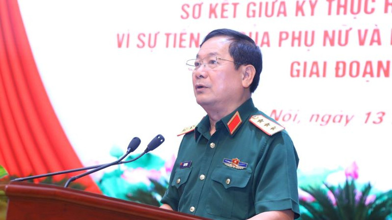 Thượng tướng Lê Huy Vịnh, Thứ trưởng Quốc phòng phát biểu tại Hội nghị. Thượng tướng Lê Huy Vịnh, Thứ trưởng Quốc phòng phát biểu tại Hội nghị.