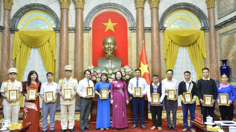 Phó Chủ tịch nước Võ Thị Ánh Xuân trao quà tặng các đại biểu điển hình tiên tiến tỉnh Lào Cai.