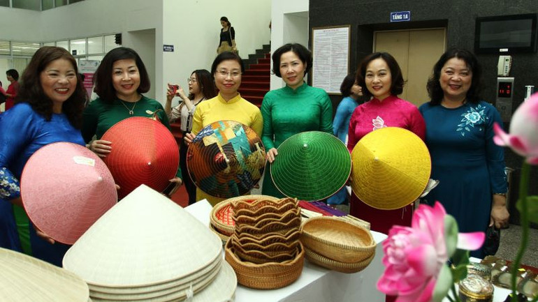 Các đại biểu thăm gian hàng trưng bày các sản phẩm sáng tạo của phụ nữ Thủ đô.