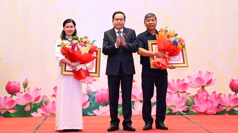 Phó Chủ tịch Thường trực Quốc hội Trần Thanh Mẫn trao Bằng khen của Thủ tướng Chính phủ tặng các tập thể. (Ảnh: Duy Linh)