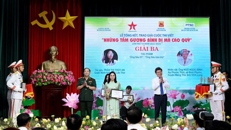 Trao giải Ba tặng các tác giả đoạt giải.