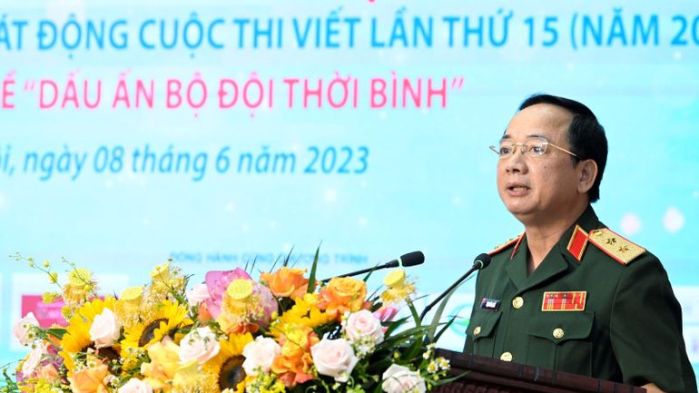 Phó Chủ nhiệm Tổng cục Chính trị Quân đội nhân dân Việt Nam Trịnh Văn Quyết phát biểu.