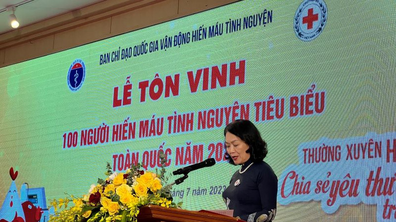 Chủ tịch Trung ương Hội Chữ thập đỏ Việt Nam Bùi Thị Hòa phát biểu tại buổi lễ.