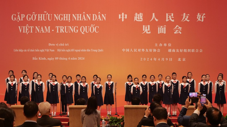 Thiếu nhi biểu diễn tiết mục văn nghệ tại Gặp gỡ hữu nghị nhân dân Việt Nam-Trung Quốc.