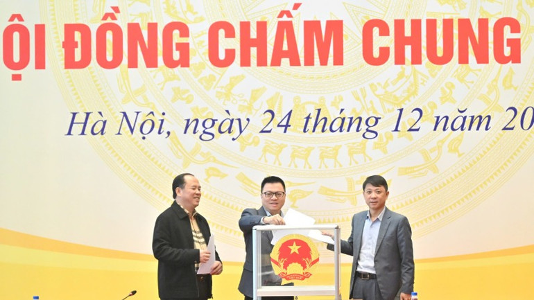 Hội đồng chấm Chung khảo lựa chọn các tác phẩm xuất sắc để trao Giải Diên Hồng lần thứ ba.