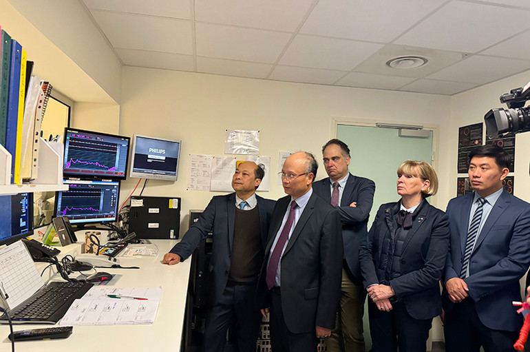 Bác sĩ Nguyễn Văn Mạnh giới thiệu những kỹ thuật và thiết bị mới nhất trong phẫu thuật tim và mạch tại Bệnh viện Pierre Bérégovoy. (Ảnh: Minh Duy)