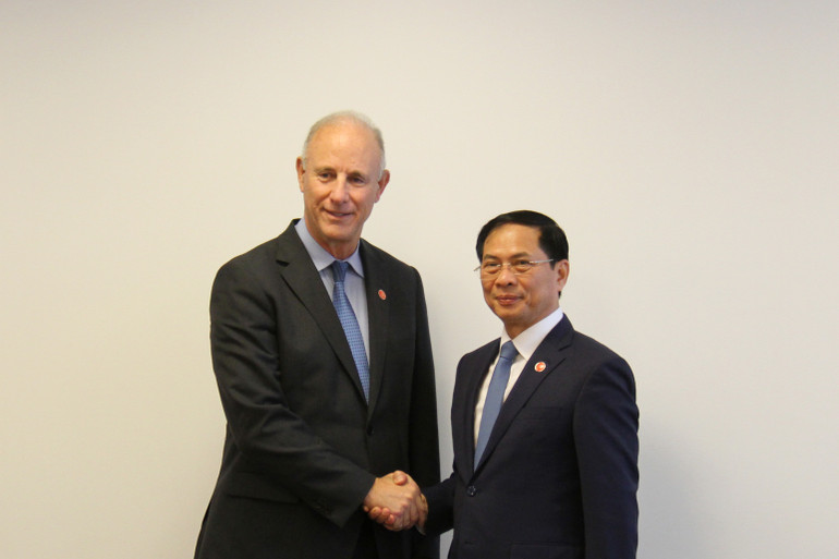 Bộ trưởng Ngoại giao Bùi Thanh Sơn gặp Bộ trưởng Ngoại giao Peru Javier Gonzalez Olaechea. Ảnh: Minh Duy