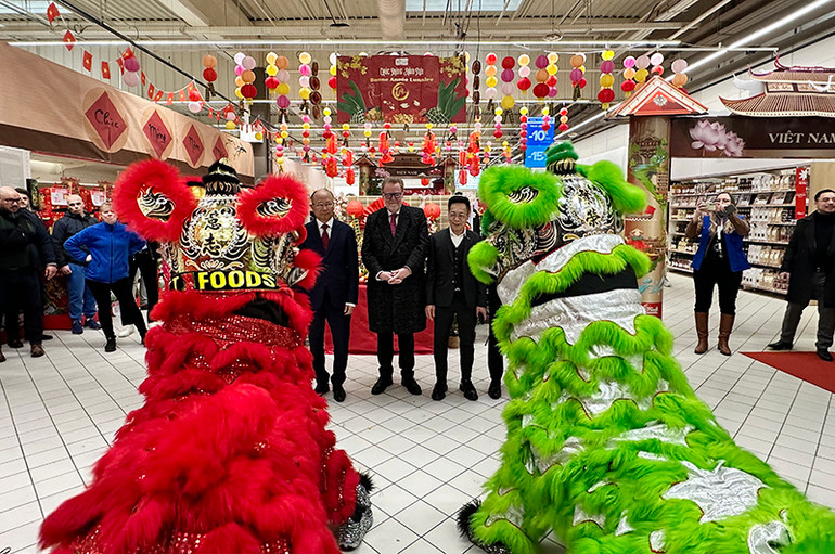 Không khí Tết cổ truyền của Việt Nam rộn ràng tại siêu thị Carrefour ở thành phố Lieusaint. Tham dự sự kiện có Đại sứ Việt Nam tại Pháp Đinh Toàn Thắng.