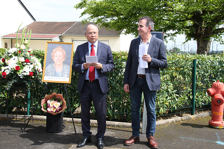 Đại sứ Đinh Toàn Thắng nhấn mạnh: Chính sự đoàn kết của nhân dân Pháp nói riêng, trong đó có tấm gương sáng ngời của bà Raymonde Dien, và quốc tế nói chung đã góp phần không nhỏ làm nên chiến thắng cho Việt Nam trước thực dân Pháp. Ảnh: Khải Hoàn.