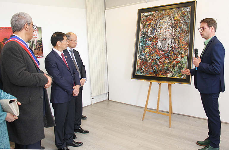 Họa sĩ Georg Esco chia sẻ lý do và quá trình vẽ bức chân dung Chủ tịch Hồ Chí Minh (khổ lớn: 126 x 103cm). (Ảnh: Minh Duy)