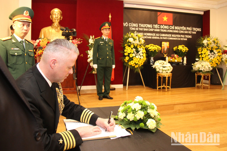 Tùy viên quân sự, Đại tá Hải quân Mỹ Aaron Hoff (Đại sứ quán Mỹ tại Pháp) ghi sổ tang. (Ảnh: KHẢI HOÀN)