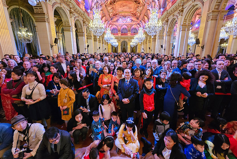 Các thế hệ người Việt tại Pháp cùng bạn bè quốc tế tham dự Tết cổ truyền của Việt Nam. Ảnh: Minh Duy.