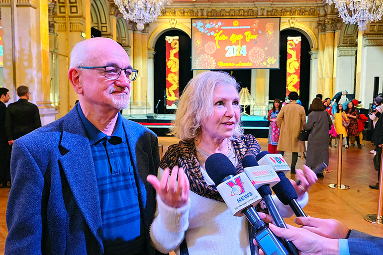 Ông bà Houria Delourme gửi lời chúc Tết và mong sớm tới thăm Việt Nam: Ảnh: Minh Duy.