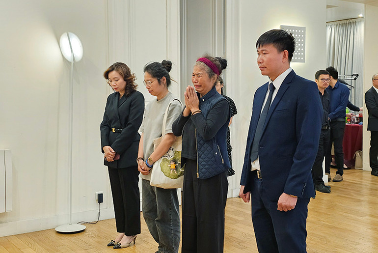 Chị Thúy An nghẹn ngào chia sẻ: Tôi rất đau buồn biết tin đất nước vừa mất đi một vị lãnh đạo hết lòng vì dân vì nước. Được tin Đại sứ quán Việt Nam tại Pháp tổ chức lễ viếng Tổng Bí thư, mẹ con tôi thu xếp đến thắp nén tâm hương để tỏ lòng thành kính tới người cộng sản kiên trung, người lãnh đạo mẫu mực. Ảnh: MINH DUY)