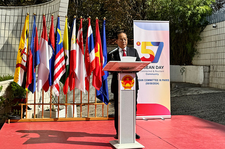 Đại sứ Lào Kham-Inh Khitchadeth phát biểu tại Lễ thượng cờ ASEAN. ẢNH: MINH DUY