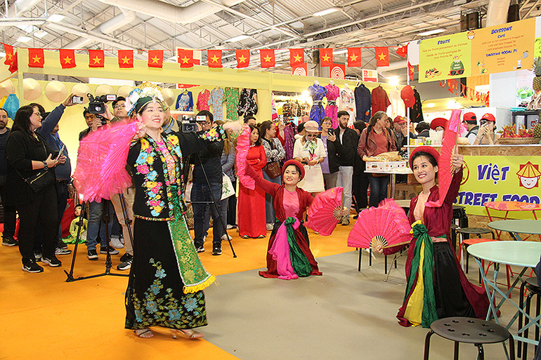 Khách thăm quan được thưởng thức các tiết mục văn hóa dân gian đặc sắc của Việt Nam. Ảnh: MINH DUY