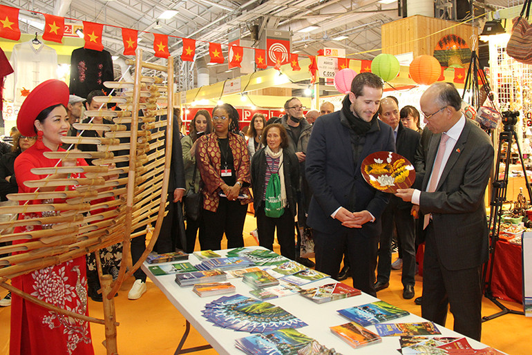 Đại sứ Đinh Toàn Thắng và ông Steven Abajoli, Giám đốc Hội chợ Paris, tới thăm các gian hàng Việt Nam. Ban tổ chức Hội chợ Paris 2024 và khách thăm quan đánh giá cao công tác chuẩn bị của các gian hàng Việt Nam. Ảnh: KHẢI HOÀN