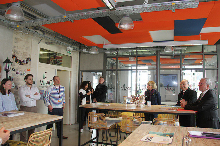 Thăm cụm thành phố thông minh và đổi mới sáng tạo, Thị trưởng Denis Thuriot cho biết thành phố Nevers sẵn sàng chia sẻ kinh nghiệm với Việt Nam.