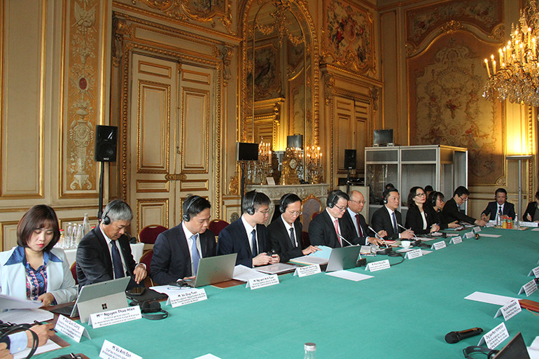 Tham dự Kỳ họp lần này, về phía Việt Nam có Đại sứ Việt Nam tại Pháp Đinh Toàn Thắng, đại diện Văn phòng Chính phủ, Bộ Kế hoạch và Đầu tư, Bộ Tài chính, Bộ Công Thương, thành phố Hà Nội và tỉnh Ninh Bình. (ẢNH: MINH DUY)