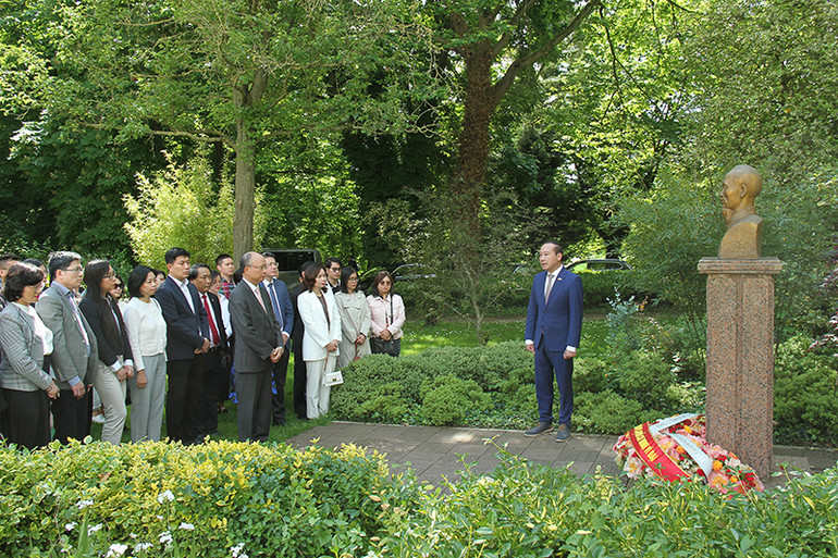 Đại sứ Nguyễn Văn Thảo nhấn mạnh: Dù đã đi xa 55 năm nay, nhưng tư tưởng của Người, những đường lối của Người vẫn còn nguyên giá trị cho đất nước chúng ta ngày nay. (Ảnh: Minh Duy)