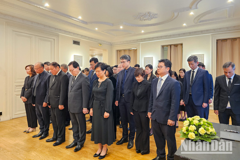 Bộ trưởng Nguyễn Văn Hùng, Đại sứ Đinh Toàn Thắng, Đại sứ Dương Chí Dũng (nguyên Đại sứ đặc mệnh toàn quyền Việt Nam tại Pháp) cùng cán bộ, nhân viên các cơ quan đại diện tại Pháp kính cẩn nghiêng mình trước anh linh Tổng Bí thư Nguyễn Phú Trọng. (ẢNH: KHẢI HOÀN) Bộ trưởng Nguyễn Văn Hùng, Đại sứ Đinh Toàn Thắng, Đại sứ Dương Chí Dũng (nguyên Đại sứ đặc mệnh toàn quyền Việt Nam tại Pháp) cùng cán bộ, nhân viên các cơ quan đại diện tại Pháp kính cẩn nghiêng mình trước anh linh Tổng Bí thư Nguyễn Phú Trọng. (ẢNH: KHẢI HOÀN)