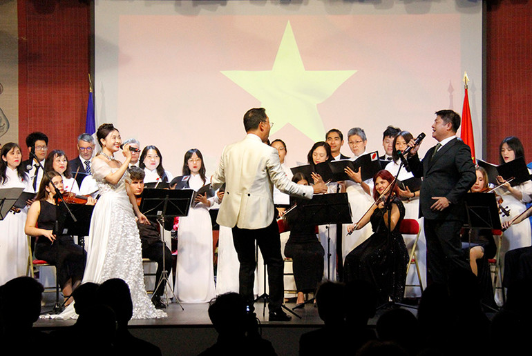 Biểu diễn bát hát "Đường chúng ta đi". (Ảnh: Minh DUY)