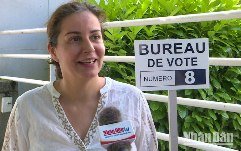 Bà Fabienne Nonat, cử tri ở thành phố Joinville-le-Pont hy vọng tình hình chính trị và xã hội ở Pháp sớm ổn định sau kỳ bầu cử Quốc hội. Ảnh: KHẢI HOÀN. Bà Fabienne Nonat, cử tri ở thành phố Joinville-le-Pont hy vọng tình hình chính trị và xã hội ở Pháp sớm ổn định sau kỳ bầu cử Quốc hội. Ảnh: KHẢI HOÀN.