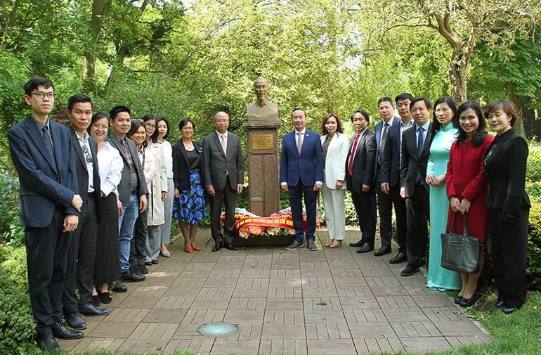 Hai Đại sứ cùng cán bộ, nhân viên Sứ quán, các cơ quan đại diện tại Pháp chụp ảnh lưu niệm trước tượng Bác Hồ. (Ảnh: Khải Hoàn)